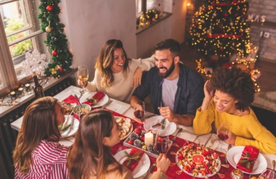 Fröhliche Freunde und Familie beim Weihnachtsessen.