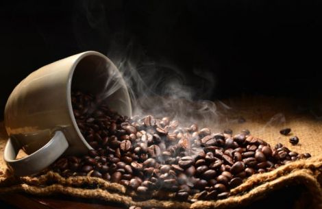 Kaffeetasse voller Bohnen