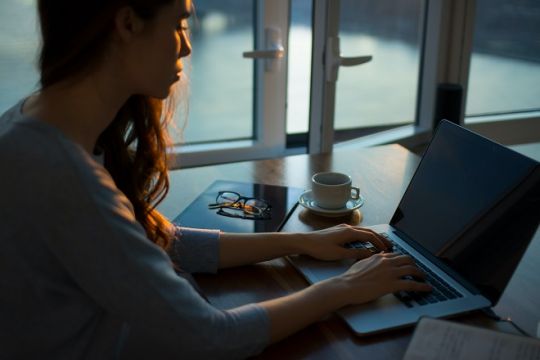 Junge Frau arbeitet am Laptop: häufig zu lang und monoton. 