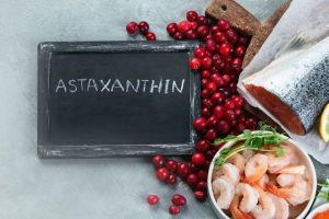 Astaxanthin ist für die rote Färbung einiger Tiere und Pflanzen verantwortlich. © bit245, Getty Images - canva pro Foto verschiedener, Astaxanthin-enthaltender Lebensmittel