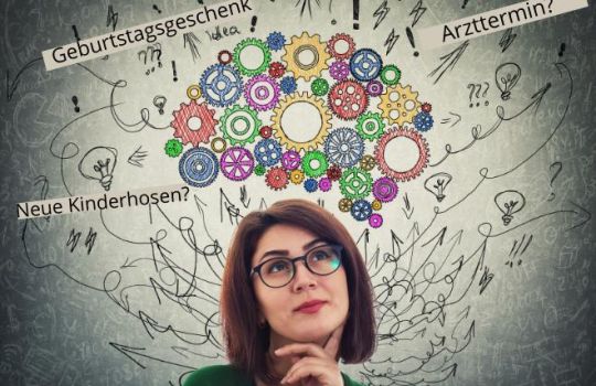 Frau hat Mental Load: zu viele Gedanken erscheinen über dem Kopf.