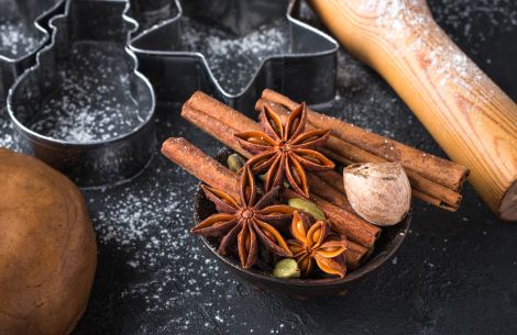 Gewürznelken, Zimtstangen und Muskatnuss liegen zur Weihnachtsbäckerei bereit.