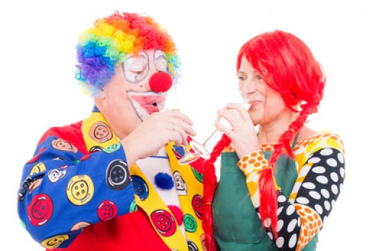 Faschingszeit: Clown und Pippi Langstrumpf trinken Sekt.