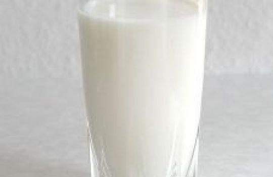 Ein Glas ist gefüllt mit Milch.