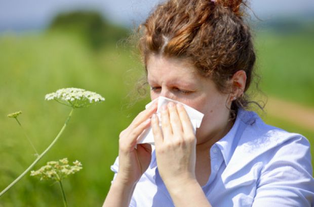 Allergien machen vielen Leuten besonders im Frühjahr zu schaffen. © stock.xchng Frau putzt draußen ihre Nase