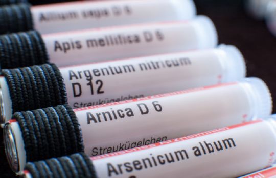 Röhrchen mit Globuli: Arnica D6, Apis mellifica D6, Argentum nitricum D 12.