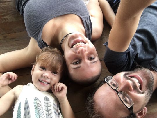 Familie Bernstein lacht auf dem Rücken liegend in die Kamera. 