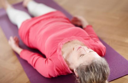 Progressive Muskelrelaxation arbeitet mit Anspannung und Entspannung.