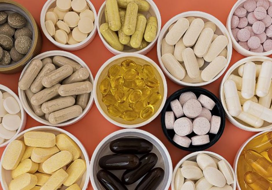 Fotografie verschiedener Döschen mit diversen Kapseln und Tabletten gefüllt
