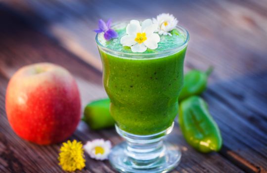 Grüner Smoothie mit Apfel.