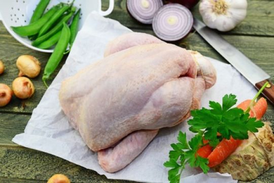 Huhn samt Gemüse für eine Hühnersuppe.