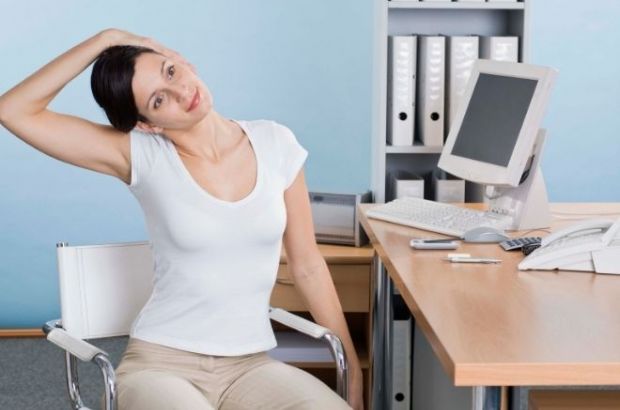Büroyoga ist super gegen Nackenschmerzen. © Jupiterimages/photo-images on Canva Büroyoga: Frau dehnt Nacken, sitzend auf Bürostuhl.