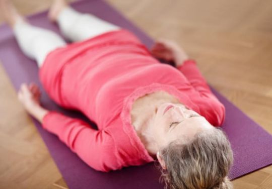 Progressive Muskelrelaxation arbeitet mit Anspannung und Entspannung.