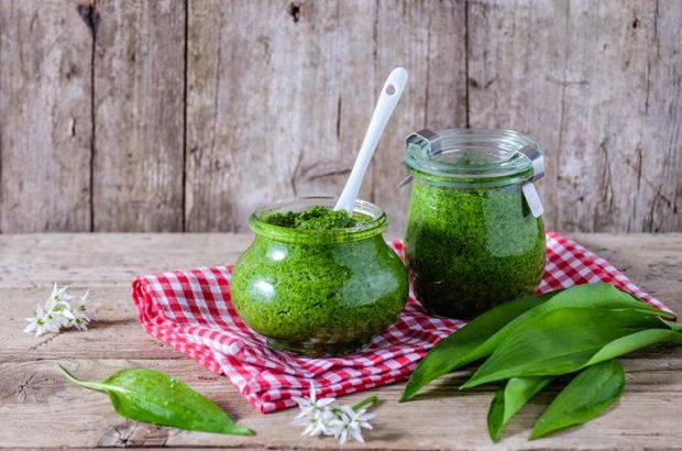 Köstlich und schnell zubereitet ist Bärlauchpesto – gesund und geruchsarm. © ji_images - Fotolia.com Bärlauchpesto-Weckgläser auf rot-weiß-kariertem Tuch mit Bärlauch-Blättern.