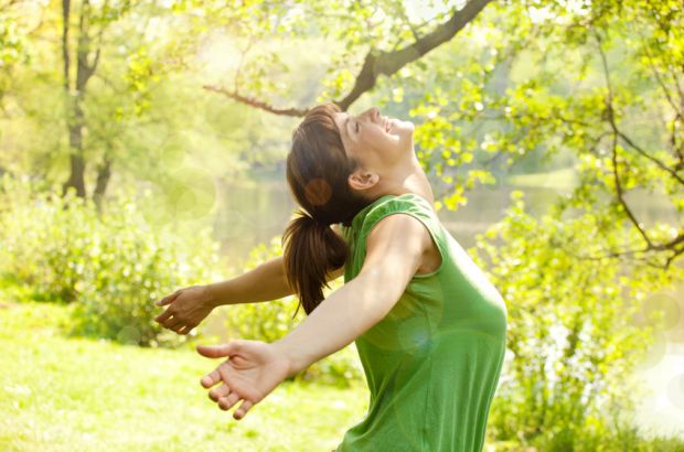 Auch wenn die Tage wieder heller werden braucht so mancher Körper einen Anschub, um wieder in Gang zu kommen. © drubig-photo - Fotolia.com Eine Frau in der freien Natur breitet ihre Arme aus und lacht.