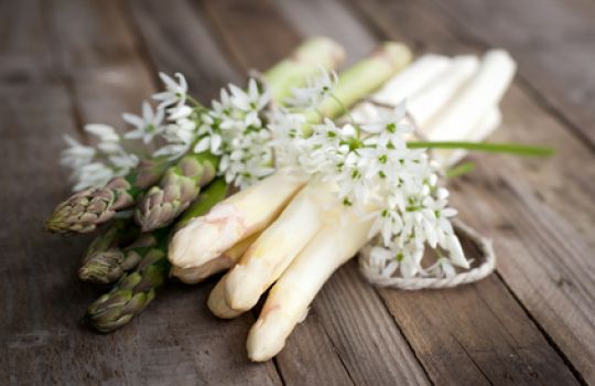 Spargelstangen mit Bärlauchblüten dekoriert