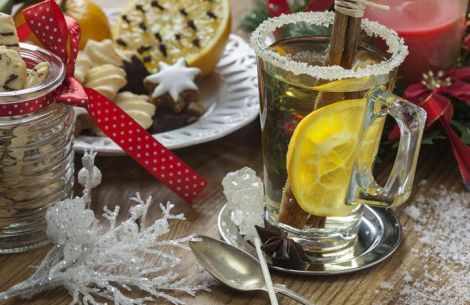 Ein Weihnachtstisch mit Heißgetränken und Keksen.