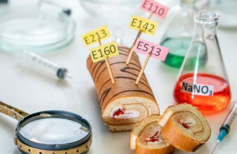Kuchen gespikt mit Kärtchen
