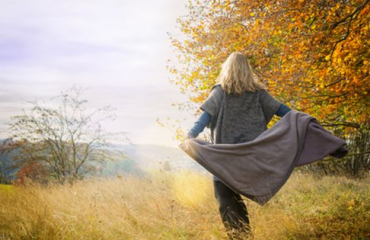 Frau genießt einen Herbsttag.