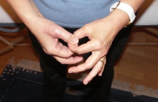 Ineinander verschränkte Finger