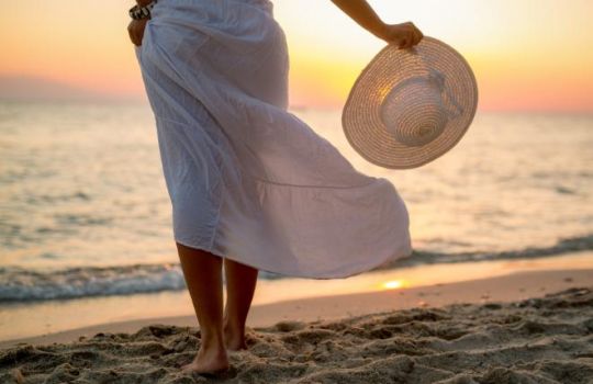 Frau am Strand ohne Sommergrippe © MilanMarkovic/Getty Images on Canva