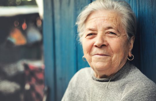 Alt und dabei gesund und glücklich: Porträt einer älteren Frau.