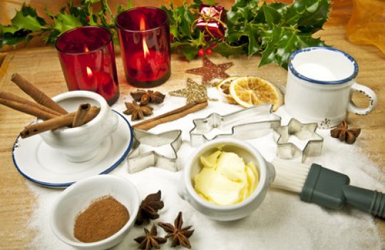 Verschiedene Gewürze wie Anis und Zimt liegen zusammen mit anderen Zutaten bereit zum Backen.