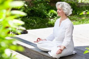 In Naturheilkliniken können Sie sich wieder auf sich konzentrieren und was Ihnen gut tut. © jd-photodesign - Fotolia.com Frau meditiert im Garten