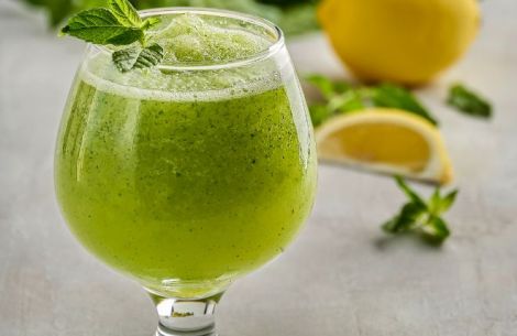 Ein Glas mit Minzlimonade