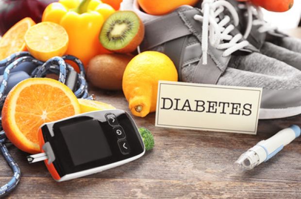 Wer an Diabetes erkrankt, muss sehr genau wissen, wie er mit der Erkrankung umzugehen hat. © Africa Studio – Fotolia.com Schild Diabetes, Blutzuckermessgerät, Sportschuhe, Obst und Stechhilfe.