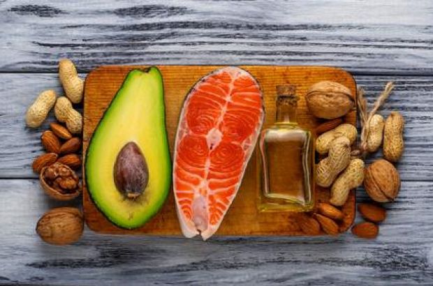 Eine gute Ernährung kann die Krebstherapie unterstützen. Kann sie auch zur Vorbeugung dienen? © Yulia Furman - Fotolia.com Avocado und Lachs, Öl und Nüsse auf einem Holzbrett, von oben fotografiert.