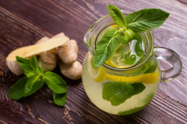 Ein Krug Limonade mit Minze und Zitrone ist zu sehen.