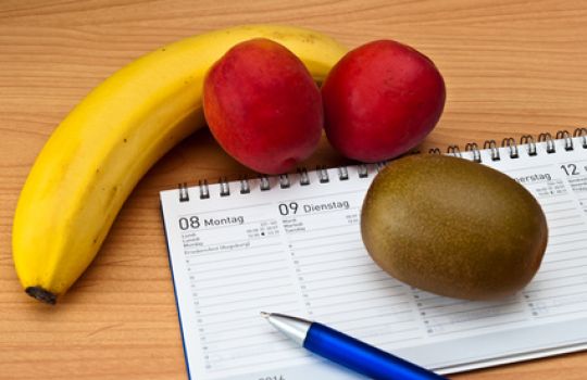 Intermittierendes Fasten mit Banane und Apfel: 5 Tage normales Essen, an zwei Tagen ist Fastenzeit.