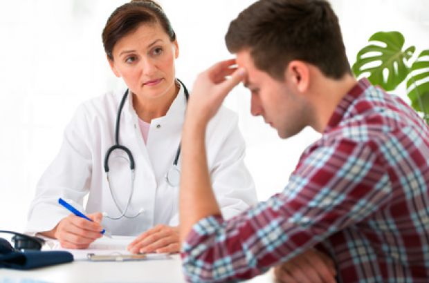 Depressionen können behandelt werden.© Alexander Raths - Fotolia.com Ärztin und Patient im Gespräch