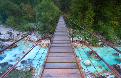 Hängebrücke im Soca-Tal in Slowenien
