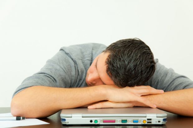 Frühjahrsmüdigkeit: Kurze Powernappings sind okay. © detailblick - Fotolia.com Mann liegt schlafend auf einem Tisch.
