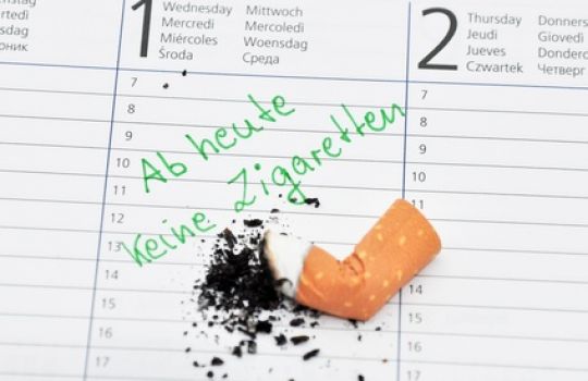 Kalenderblatt mit augedrückter Zigarette und Schriftzug 