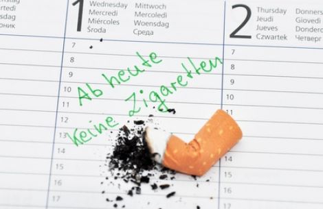 Kalenderblatt mit augedrückter Zigarette und Schriftzug 